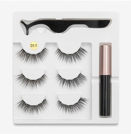 Pair of false eyelashes with magnets