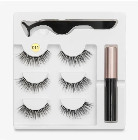 Pair of false eyelashes with magnets